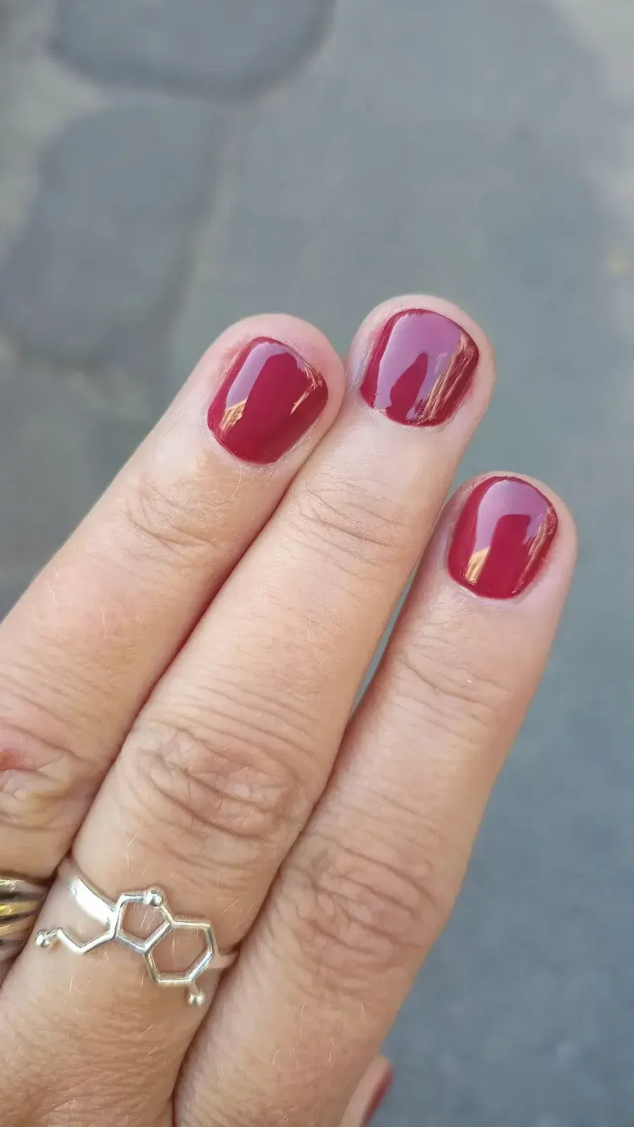 Manicure hybrydowy: burgundowe paznokcie ze złotym akcentem