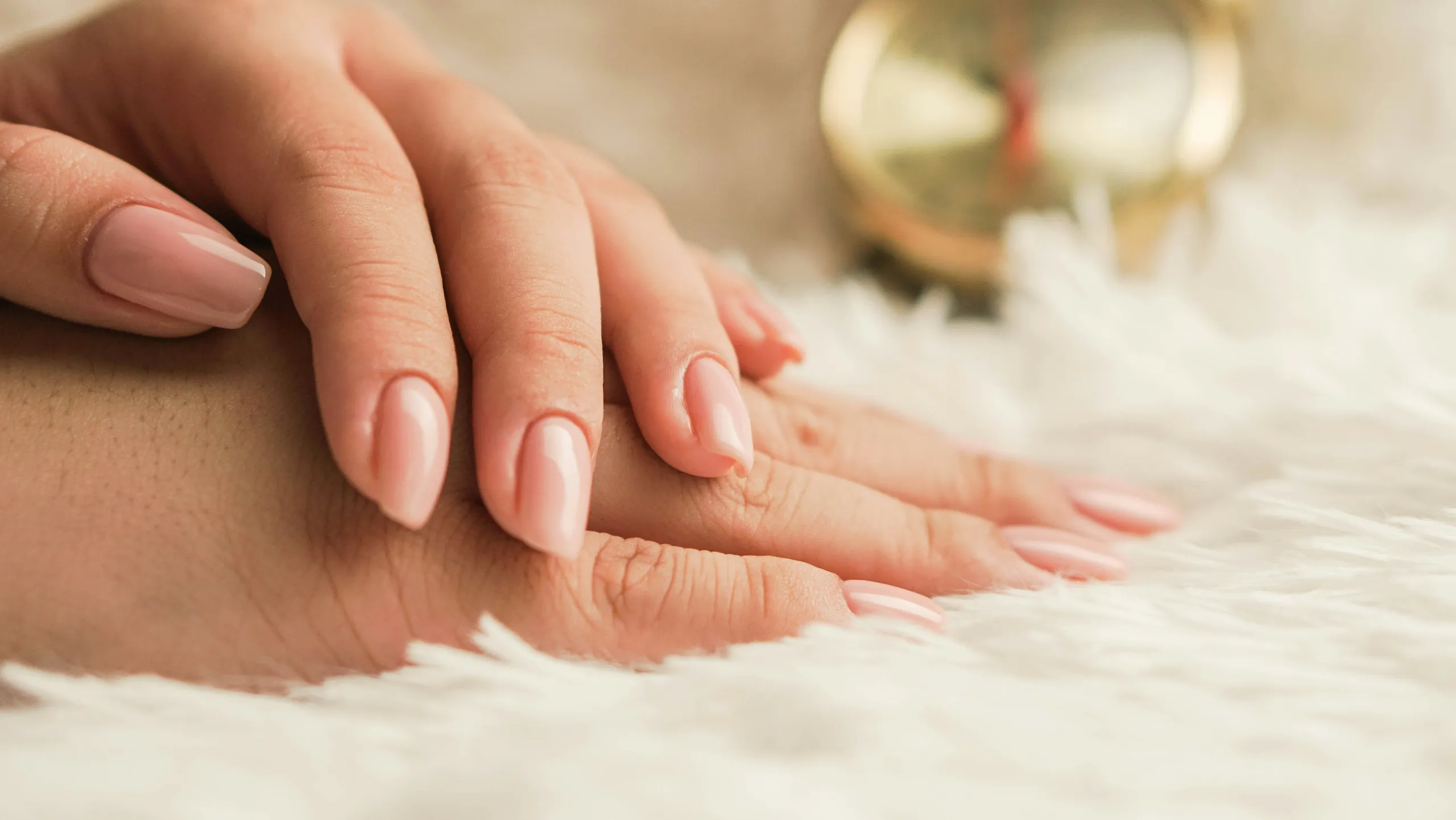 Zadbane dłonie z delikatnym różowym manicure