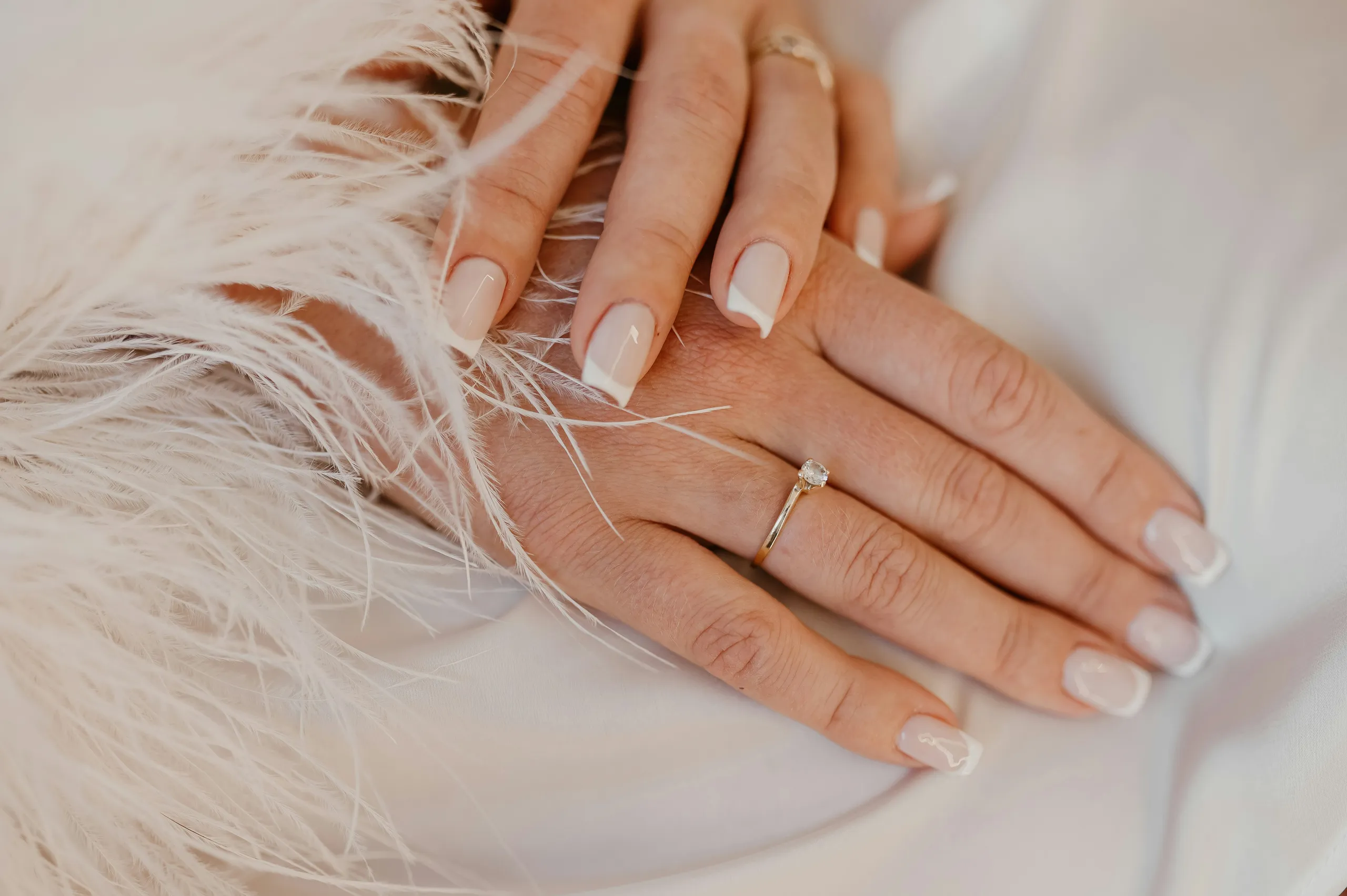 Manicure hybrydowy: burgundowe paznokcie ze złotym akcentem